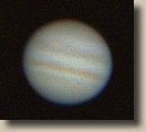 Jupiter nous montre ses bandes nuageuses. Elle est toujours bien entourée de quelques satellites qui parfois passent devant son globe, ou y projettent leur ombre.