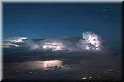 Lors d'un retour en avion, on voyait les nuages d'orages s'illuminer au moment des clairs.
Profitant de la nuit, j'ai pu essayer quelques photos en pose depuis le tableau de bord de l'avion.