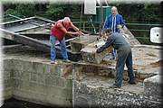 Nettoyage du logement et remise en place des blocs sur un lit de mortier.