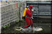 Pendant ce temps tait arrivs les plongeurs des sapeurs pompiers qui ont t mis  contribution pour aller vrifier les ferrures et l'articulation du bas.