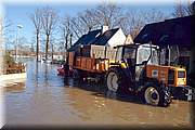 Distribution de parpaings (pour monter les meubles) par les services de la ville et les pompiers.